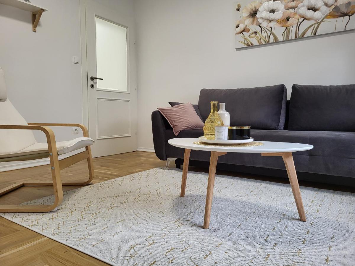 Check In Rebro *