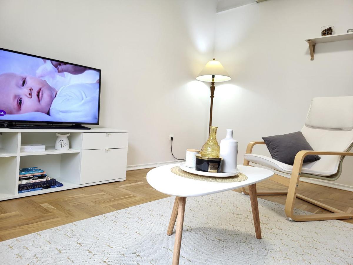 Check In Rebro *